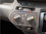 【オートエアコン】温度を設定すれば自動で快適な車内温度を保ちます。エアコン内部の高性能脱臭フィルターで車内のアレルゲンや花粉を除去。