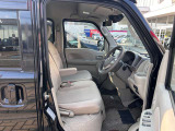 「チルトステアリング」で小柄な方も運転しやすいポジションに調整できます。