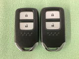 スマートキーを装備しています。鍵を差し込むことなくドアロックの開け閉めと、スタートボタン操作でのエンジンスタートができます。スペアキーも同じものを用意しております。