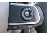 ステアリングスイッチ付き。前方から目を離すことなく、主に運転支援系の操作ができます。
