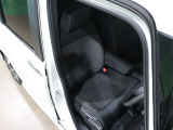 程よい硬さとホールド性が高いシートで長時間運転も快適です。