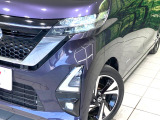 【LEDヘッドライト】悪天候や夜間走行時も良好な視界を確保し安心して運転できる高輝度LEDヘッドライトを装備!点灯速度が早く、消費電力も抑えられています。
