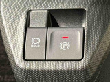 指先だけで簡単に操作が可能な電動パーキングブレーキを採用。「HOLD」スイッチを押すと、渋滞や信号待ちなどでブレーキペダルから足を離しても、ブレーキを保持するので安心です