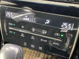 【左右独立型フルオートエアコン】運転席と助手席でそれぞれお好みの温度に設定可能。同乗者にも配慮した、快適な空調をお届け致します。