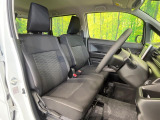 運転席まわりには十分なスペースがあり、大柄な方でもゆったり運転していただける環境です。