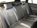 安全性と快適性を追求した、少し硬めのシート。 これは長時間の運転や渋滞などの状況でも、身体の疲労度が少ないことを求めたものです。