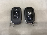 スマートキーを装備しています。鍵を差し込むことなくドアロックの開け閉めと、スタートボタン操作でのエンジンスタートができます。ボタン操作でトランクが開けられる電動テールゲートのボタンもついています。