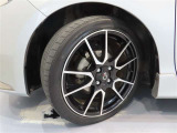 トヨタ純正アルミホイール。タイヤサイズは195/45R17です。
