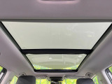 【大型サンルーフ】車内の解放感が一気に上がる大型のパノラマルーフ!季節を問わず開放的で快適なドライブをお楽しみいただけます。流通量も少なく希少価値の高い人気の装備です♪