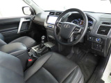 シンプルで使いやすいデザインの運転席です。