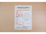 【車両検査証明書】店頭にて、クルマの状態が一目で分かる査証明書を公開中。トヨタ認定検査員が厳しく検査し、状態を点数と図解で表示しています。修復歴はもちろん、傷やヘコミの箇所や程度がご確認いただけます。
