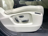 【メモリー機能付きパワーシート】ドライバーごとに設定したシート位置を記憶して、ボタン一つで切り替えできる便利な機能!運転する方が複数名いらっしゃるご家庭におすすめです♪