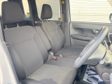 運転席まわりには十分なスペースがあり、大柄な方でもゆったり運転していただける環境です。