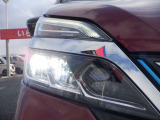 【LEDヘッドランプ】ハロゲンヘッドランプの約2倍の光量でより明るく遠くを照射。視認性、長寿命、省電力に優れ、スタイリッシュな白光色も魅力