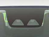 【スマートアシスト】走行中に前方の車両等を認識し、衝突しそうな時は警報とブレーキで衝突回避と被害軽減をアシスト。より安全にドライブをお楽しみいただけます。