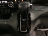 CVT車のセレクトレバーです。低速から高速まで、変速ショックのないスムーズな走りを実現するとともに、エンジン効率のよい領域を維持することで燃費にも貢献します。