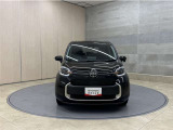 お車購入のポイントとなるフロントマスクです!シャープな目つきが印象的なデザインのヘッドランプです。
