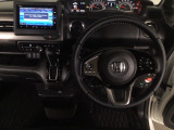 【ハンドル】運転にかかわる様々な操作を安全に行えるように視点移動が少なく操作性に配慮されたスイッチ類が凝縮されたコックピットです。