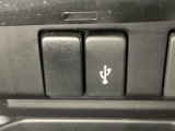 アクセサリーソケットの横にはナビゲーション用の外部入力可能なUSB端子がついています。