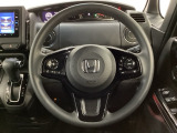 ハンドルにHondaセンシング系のクルーズコントロールやレーンキープアシストなどのスイッチと、オーディオの操作スイッチが装備されています。ハンドルから手を離さず安全に操作できます。
