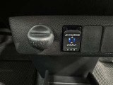 充電用USB端子付き。スマートフォンなどの充電に便利です。