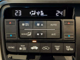 オートエアコンは左右席で独立温度コントロールが可能です。運転席はキンキンに冷やして助手席はマイルドにと言った設定が可能です☆暑さ寒さでケンカすることもなくなりますね♪