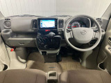 前席のフロアに障害物がなく足元に広いスペースを確保。運転席、助手席間を自由に移動できるので、ドライバーが助手席ドアから乗り降りする際にも、スムースに移動できます!