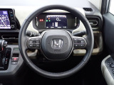 ハンドル左側にはオーディオ操作が出来るオーディオリモートコントロールスイッチ、右側にはHonda SENSINGとオートクルーズコントロールのスイッチを装備!