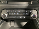 温度の設定のみで快適な風量やモードなどを自動調整してくれるフルオートエアコンを装備!
