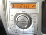 【オートエアコン】一度お好みの温度に設定すれば、車内の温度を検知し風量や温度を自動で調整。暑い&hellip;寒い&hellip;と何度もスイッチ操作をする必要はありません。快適な車内空間には必須の機能ですね♪