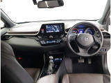 デザインもよく、居心地のよい運転席ですね。分かりやすいスイッチ類ですから操作もしやすく運転をサポートします。ぜひご来店いただき、実際にお座りいただいてステアリングを握ってみてください!