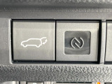 【パワーバックドア】スマートキーや運転席のボタンを押すだけでリアゲートが自動で開閉します!荷物を持っている時や、高い位置にあるバックドアを閉める際に便利な機能です♪
