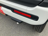 2つのカメラで前方の車両や歩行者を検知し、衝突のおそれがあると判断すると、ブザー音やメーター内の表示で警告。衝突の可能性が高まると、自動でブレーキをかけ、衝突の回避または衝突時の被害軽減を図ります。