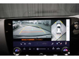 上から車両を見下ろしたような映像をナビゲーション画面に表示する「パノラミックビューモニター(床下透過表示機能付き)も搭載しています。