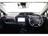 フードが低いセンターメーターで運転席からの視界は良く、助手席からもメータの情報を見ることが出来ます。操作ボタンやダイヤルが届きやすい位置に配置されていて利便性も良い使いやすい運転席廻りです。