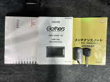 スマートキーは鍵をバッグに入れたままでもドアロックの開閉やエンジンのON・OFFができます。夜間や雨の日も鍵を探さなくて良いので便利です。