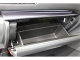 車検証ケースや取扱説明書は助手席の大型グローブボックスに収納可能。