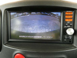 ギアを『R』に入れると、ナビ画面に後方の映像を映してくれるので、駐車がし易くなります。