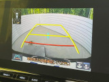 【バックカメラ】駐車時に後方がリアルタイム映像で確認できます。大型商業施設や立体駐車場での駐車時や、夜間のバック時に大活躍!運転スキルに関わらず、今や必須となった装備のひとつです!