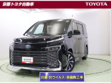 スクエア型の大きく開いたフロントグリルが独創的なフロントマスク。リヤガラスは大きく、迫力あるリヤスタイルの【ヴォクシー】。 先鋭的で独創的な外観と広い室内空間が人気の車です。この車は車検整備付きです。