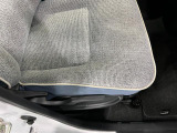 痛みの出やすい運転席シートの角、フロアマット、座面、ともに良好です