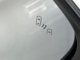【ブラインドスポットモニター】走行中、ドアミラーの死角になりやすい箇所に後続車が接近するとサイドミラーのレンズに警告を表示!ドライバーに注意喚起をしてくれます。