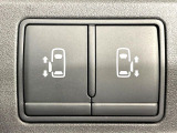 【両側パワースライドドア】スマートキーや運転席のスイッチで後席両側スライドドアの開閉が可能♪電動だから力を入れてドアを開ける必要が無く、小さなお子様でも簡単に開け閉めでき快適です♪