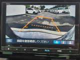 駐車時の安全確認をサポートするバックカメラも使用できます。インターナビで様々な情報を得ることもできます。