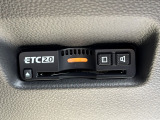 ETC車載器のお写真です。高速道路など、有料道路を通過する際には大変便利な装備ですね♪