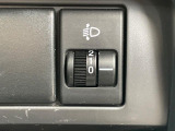 【ヘッドライトレベライザー】荷物等により車の姿勢ごとヘッドライトが上向きになってしまう時に活躍します。レベライザーによって、上向きとなってしまったロービームの照らす方向を下向きにします。