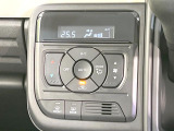 【オートエアコン】一度お好みの温度に設定すれば、車内の温度を検知し風量や温度を自動で調整。暑い&hellip;寒い&hellip;と何度もスイッチ操作をする必要はありません。快適な車内空間には必須の機能ですね♪