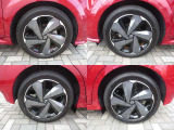 純正アルミホイール。タイヤサイズは205/50R17です。