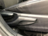 運転席シート座面は上下アジャスター付きです。お好みの位置に調整可能です。