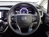 ハンドル左側にはオーディオ操作が出来るオーディオリモートコントロールスイッチ、右側にはHonda SENSINGとオートクルーズコントロールのスイッチを装備!